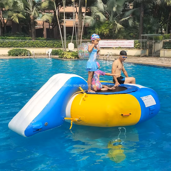 Schwimmendes Wassertrampolin, kombiniertes Wassertrampolin mit Rutsche für den Aquapark